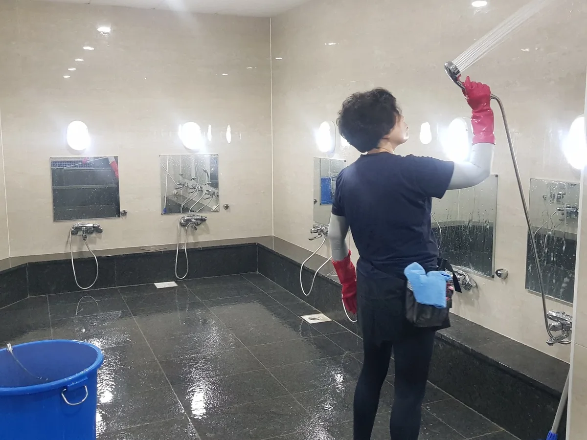 울릉군 서면 목욕탕 탈의실·파우더룸 바닥 위생청소 사례 - 행진크린